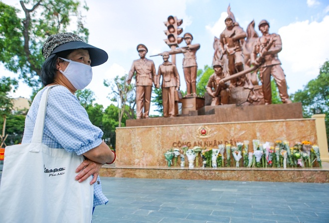 Ảnh, clip: Người dân Hà Nội đội nắng đến tượng đài Công an nhân dân đặt hoa tưởng niệm 3 chiến sĩ PCCC hy sinh - Ảnh 5