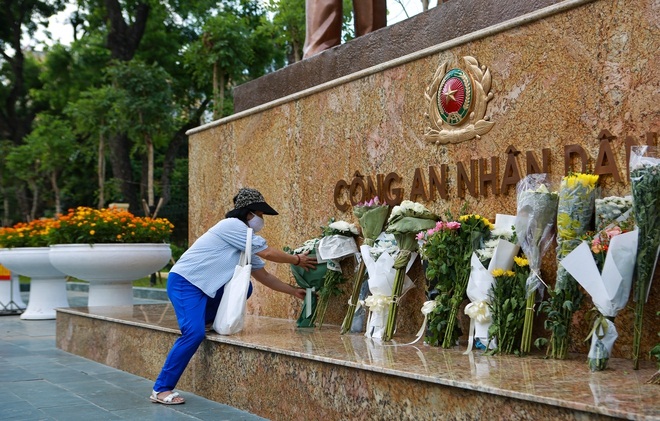 Ảnh, clip: Người dân Hà Nội đội nắng đến tượng đài Công an nhân dân đặt hoa tưởng niệm 3 chiến sĩ PCCC hy sinh - Ảnh 4