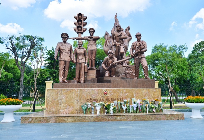 Ảnh, clip: Người dân Hà Nội đội nắng đến tượng đài Công an nhân dân đặt hoa tưởng niệm 3 chiến sĩ PCCC hy sinh - Ảnh 2