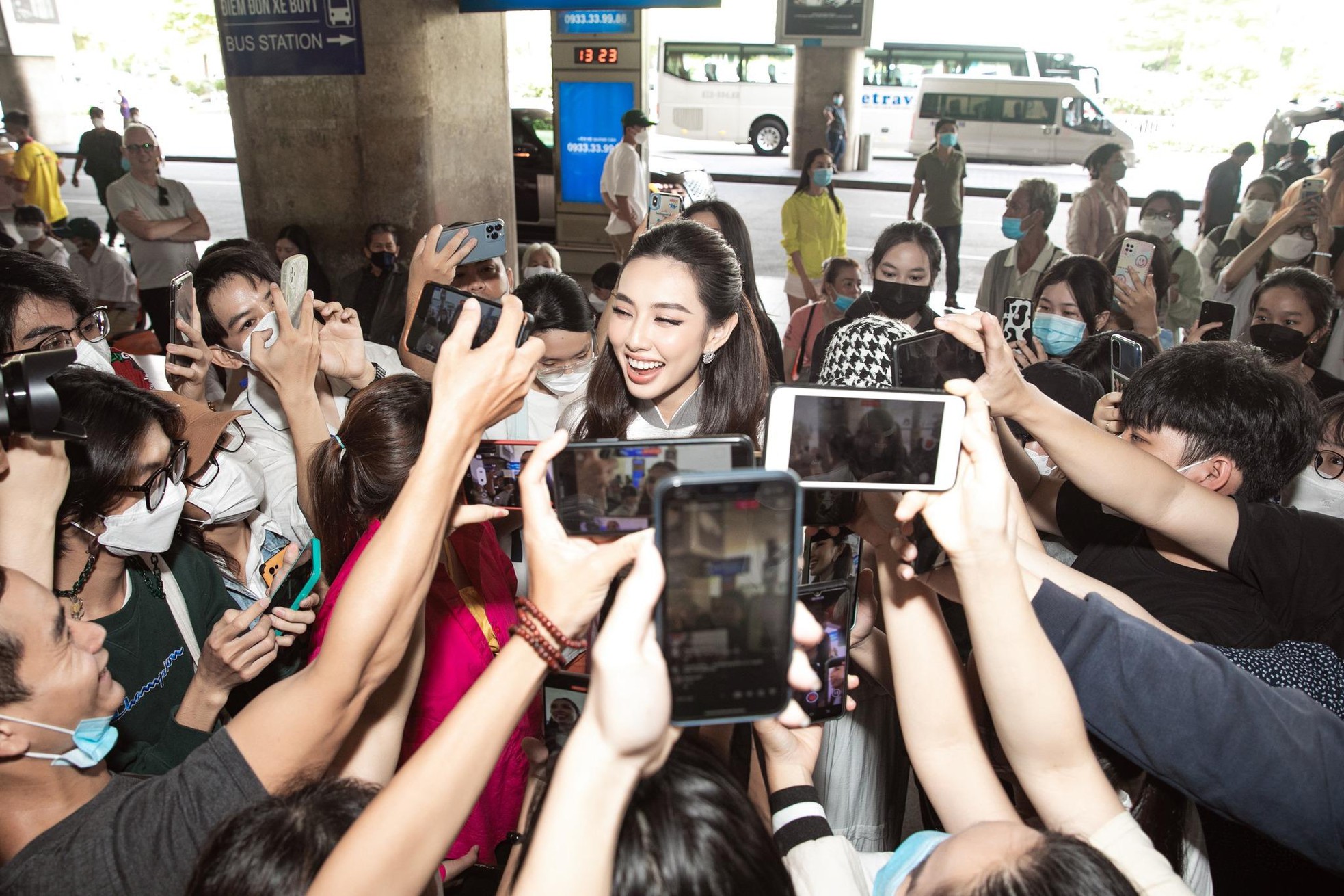 Thùy Tiên diện áo dài trắng ra sân bay đón Mr. Nawat và top 10 Miss Grand Thái Lan 2022 đến Việt Nam  - Ảnh 5