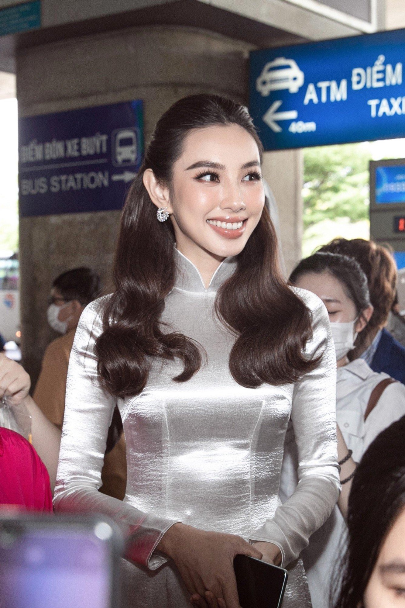 Thùy Tiên diện áo dài trắng ra sân bay đón Mr. Nawat và top 10 Miss Grand Thái Lan 2022 đến Việt Nam  - Ảnh 3