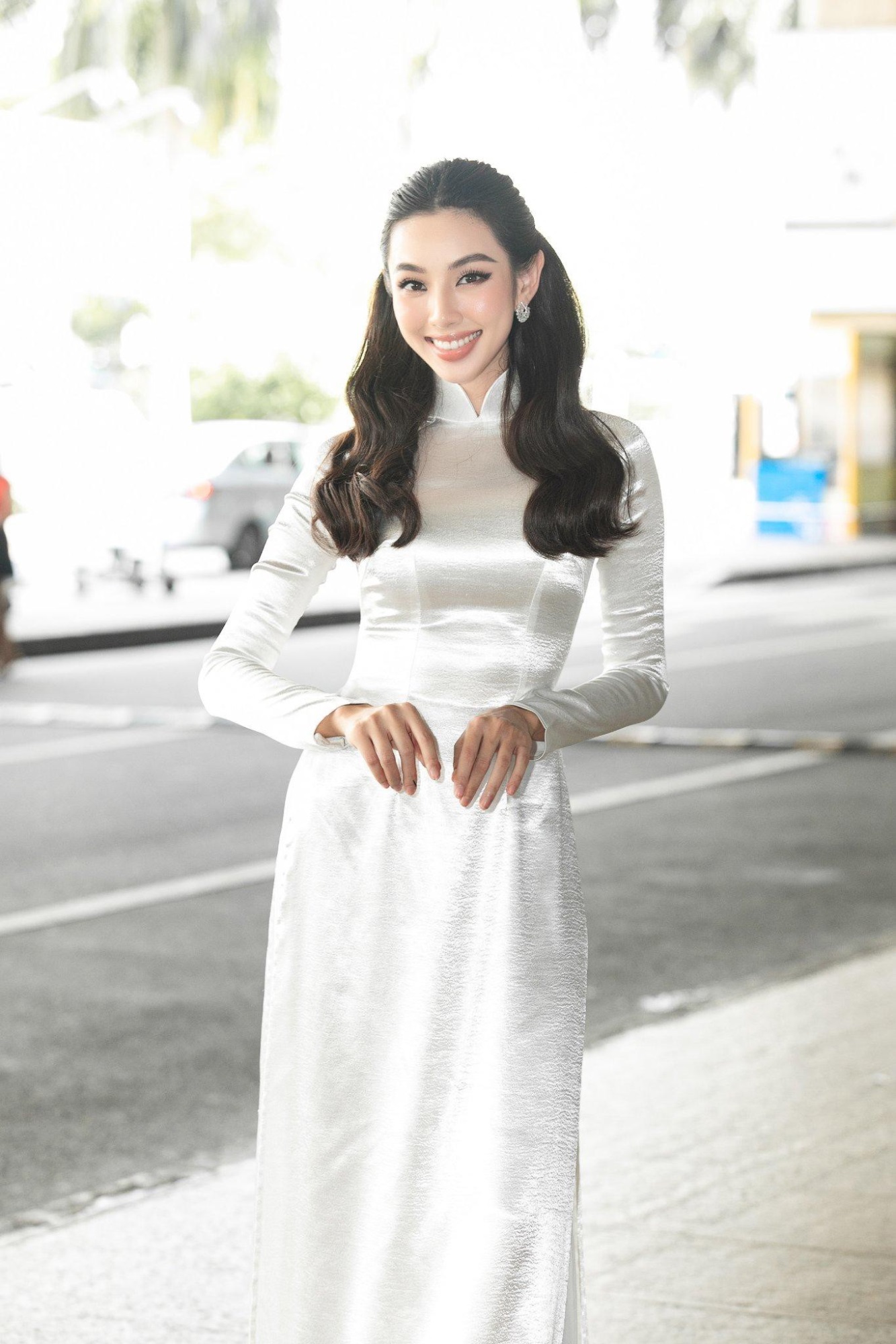 Thùy Tiên diện áo dài trắng ra sân bay đón Mr. Nawat và top 10 Miss Grand Thái Lan 2022 đến Việt Nam  - Ảnh 4