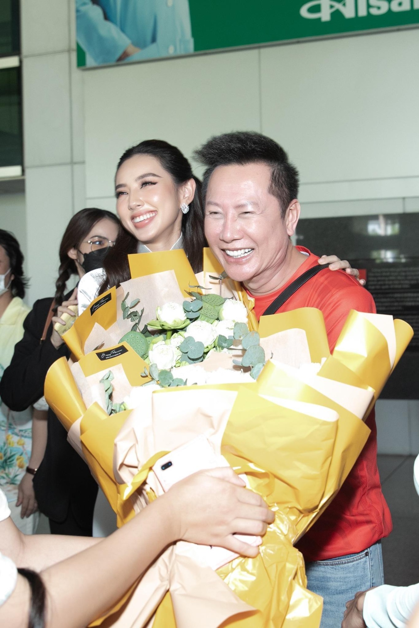 Thùy Tiên diện áo dài trắng ra sân bay đón Mr. Nawat và top 10 Miss Grand Thái Lan 2022 đến Việt Nam  - Ảnh 6