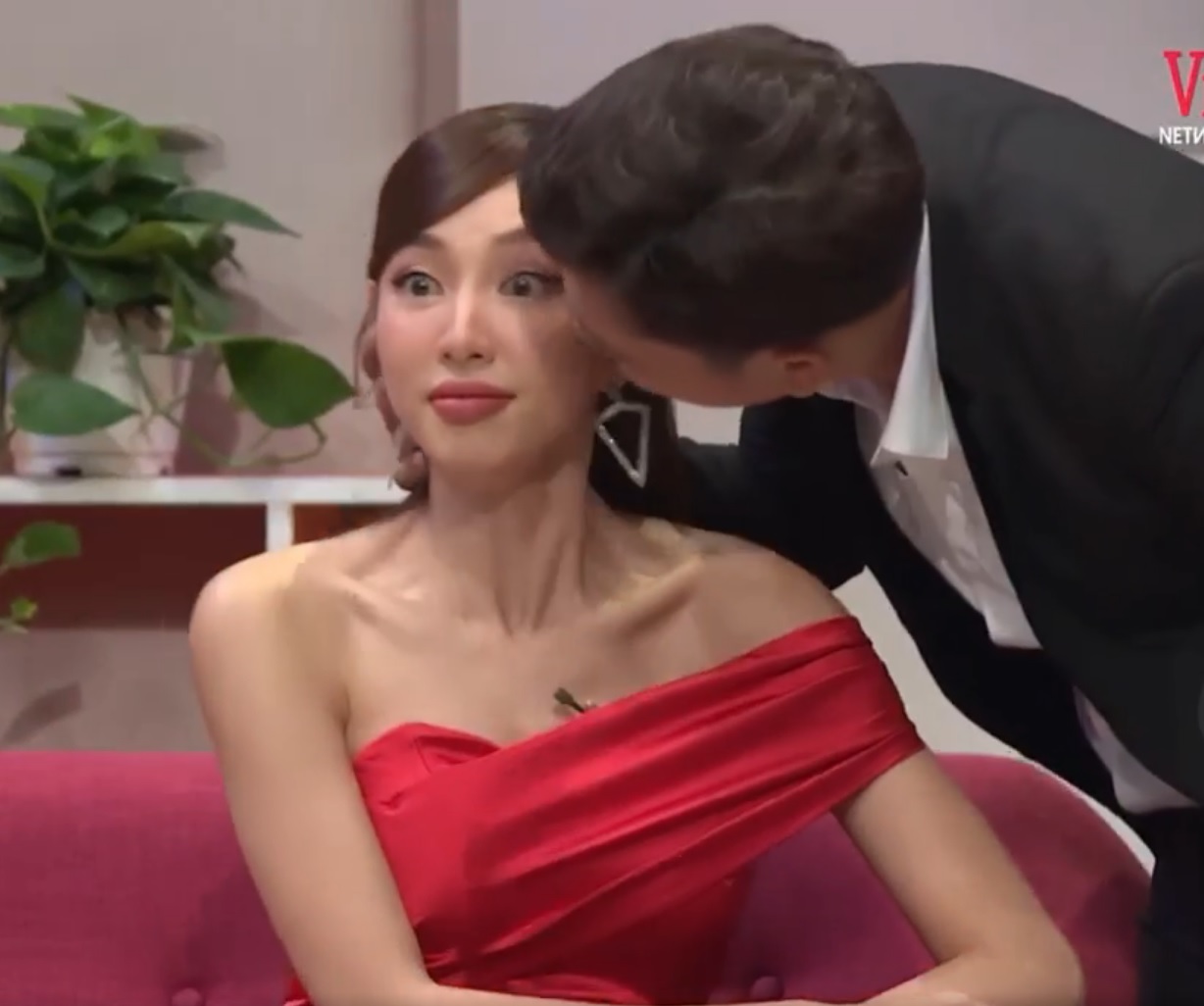 Dân mạng phản ứng gay gắt hành động 'đòi hôn má' của Trường Giang với Hoa hậu Thùy Tiên: 'Không tôn trọng vợ gì hết' - Ảnh 3