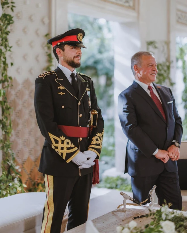Cận cảnh đám cưới của Thái tử Jordan: Cặp đôi hoàng gia gây ấn tượng trong khung cảnh hôn lễ giản dị - Ảnh 4