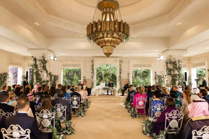 Cận cảnh đám cưới của Thái tử Jordan: Cặp đôi hoàng gia gây ấn tượng trong khung cảnh hôn lễ giản dị - Ảnh 6