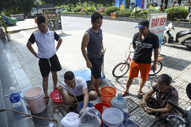 Hà Nội: Chung cư mất nước, hàng trăm người dân đội nắng 40 độ C, xách từng bình nước về sinh hoạt - Ảnh 1