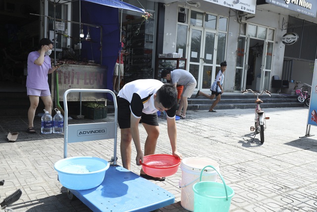 Hà Nội: Chung cư mất nước, hàng trăm người dân đội nắng 40 độ C, xách từng bình nước về sinh hoạt - Ảnh 4