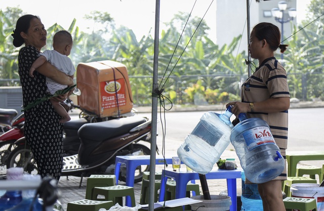 Hà Nội: Chung cư mất nước, hàng trăm người dân đội nắng 40 độ C, xách từng bình nước về sinh hoạt - Ảnh 5