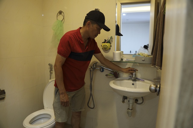 Hà Nội: Chung cư mất nước, hàng trăm người dân đội nắng 40 độ C, xách từng bình nước về sinh hoạt - Ảnh 6