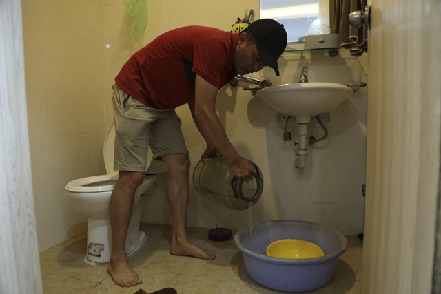 Hà Nội: Chung cư mất nước, hàng trăm người dân đội nắng 40 độ C, xách từng bình nước về sinh hoạt - Ảnh 7