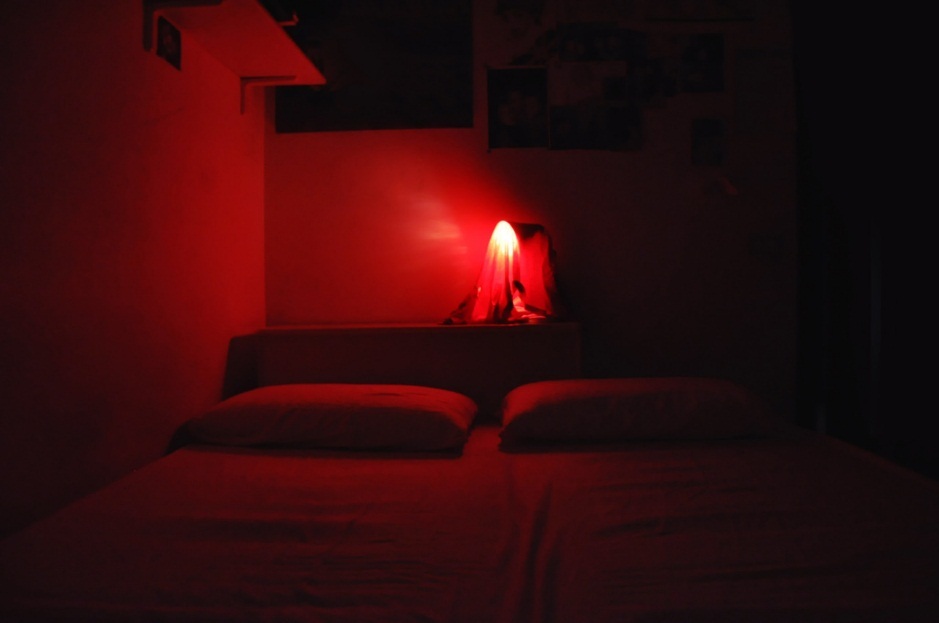 Bố trí đèn ngủ cực xấu khiến phòng ngủ có đẹp cách mấy cũng xem như 'bỏ', gia chủ dễ cãi vã và lục đục  - Ảnh 2