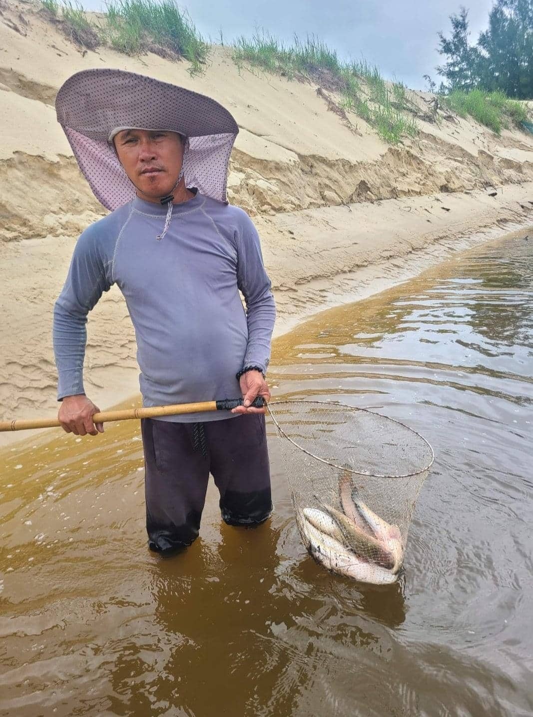 Quảng Bình: Ngư dân thất thần khi chứng kiến hơn 3 tấn cá lóc bị sấm sét đánh chết - Ảnh 1
