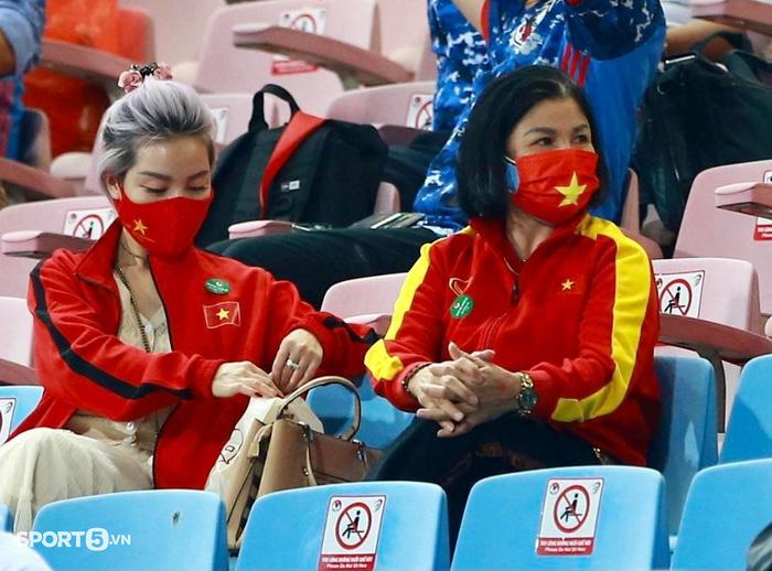 Dàn sao Việt tiếp sức cho tuyển Việt Nam: Á hậu Huyền My, bạn gái Văn Hậu gây chú ý trên khán đài SVĐ Mỹ Đình - Ảnh 3