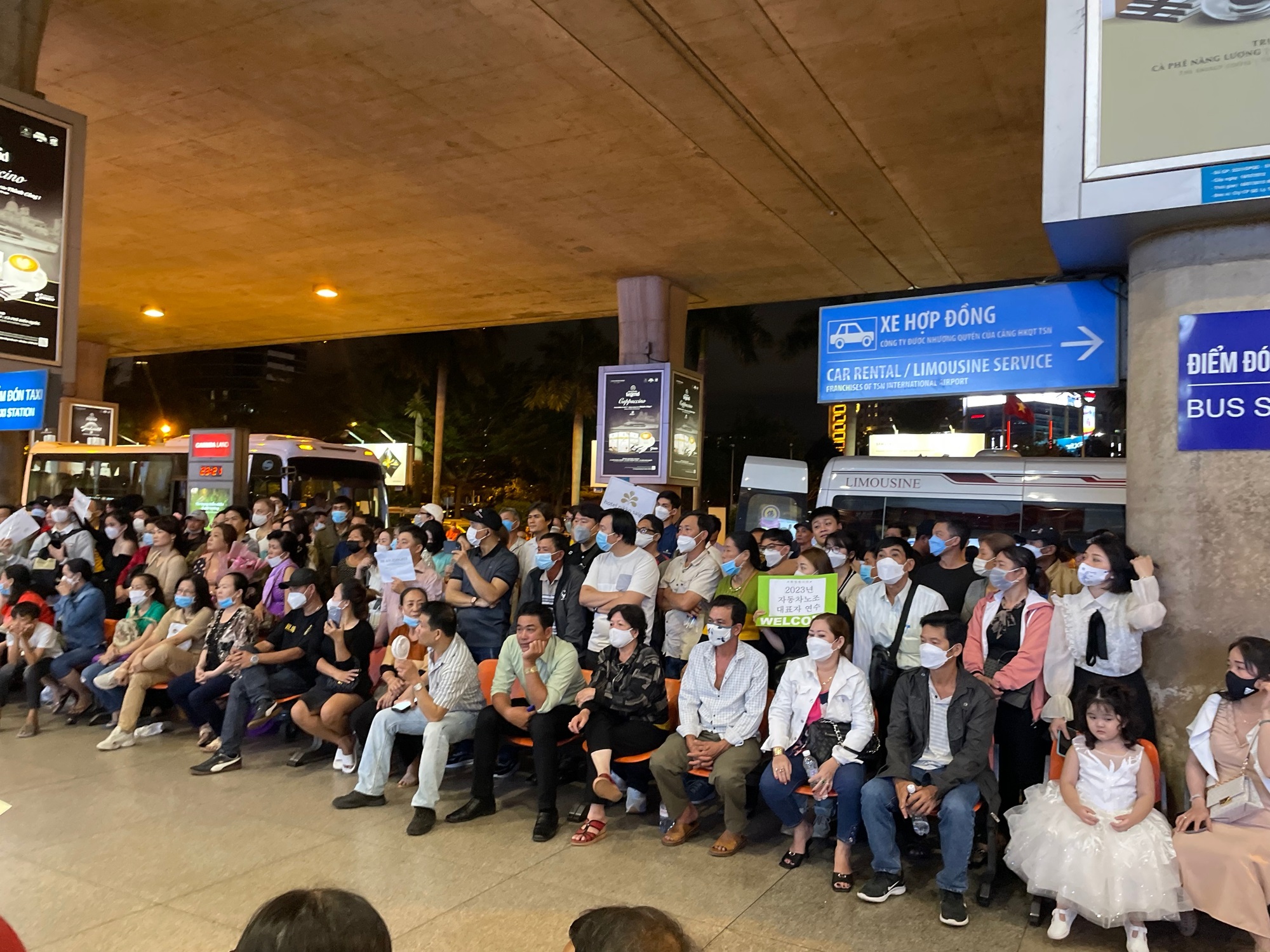 Hàng nghìn người đến sân bay Tân Sơn Nhất từ 2h sáng chờ đón Việt kiều về quê ăn Tết - Ảnh 3