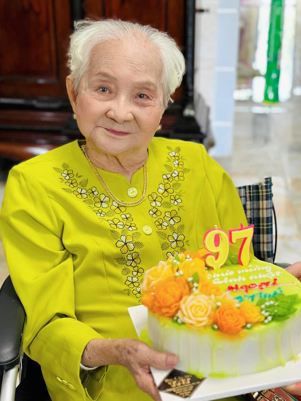 Gia đình Lý Hải - Minh Hà sum vầy đón sinh nhật tuổi 97 của mẹ ruột, bà đã nhớ được tên con cháu khiến cả nhà vui mừng - Ảnh 2