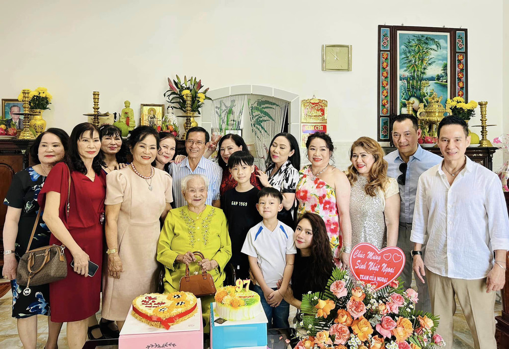 Gia đình Lý Hải - Minh Hà sum vầy đón sinh nhật tuổi 97 của mẹ ruột, bà đã nhớ được tên con cháu khiến cả nhà vui mừng - Ảnh 1