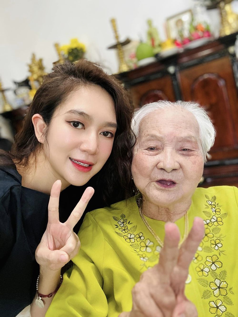 Gia đình Lý Hải - Minh Hà sum vầy đón sinh nhật tuổi 97 của mẹ ruột, bà đã nhớ được tên con cháu khiến cả nhà vui mừng - Ảnh 5
