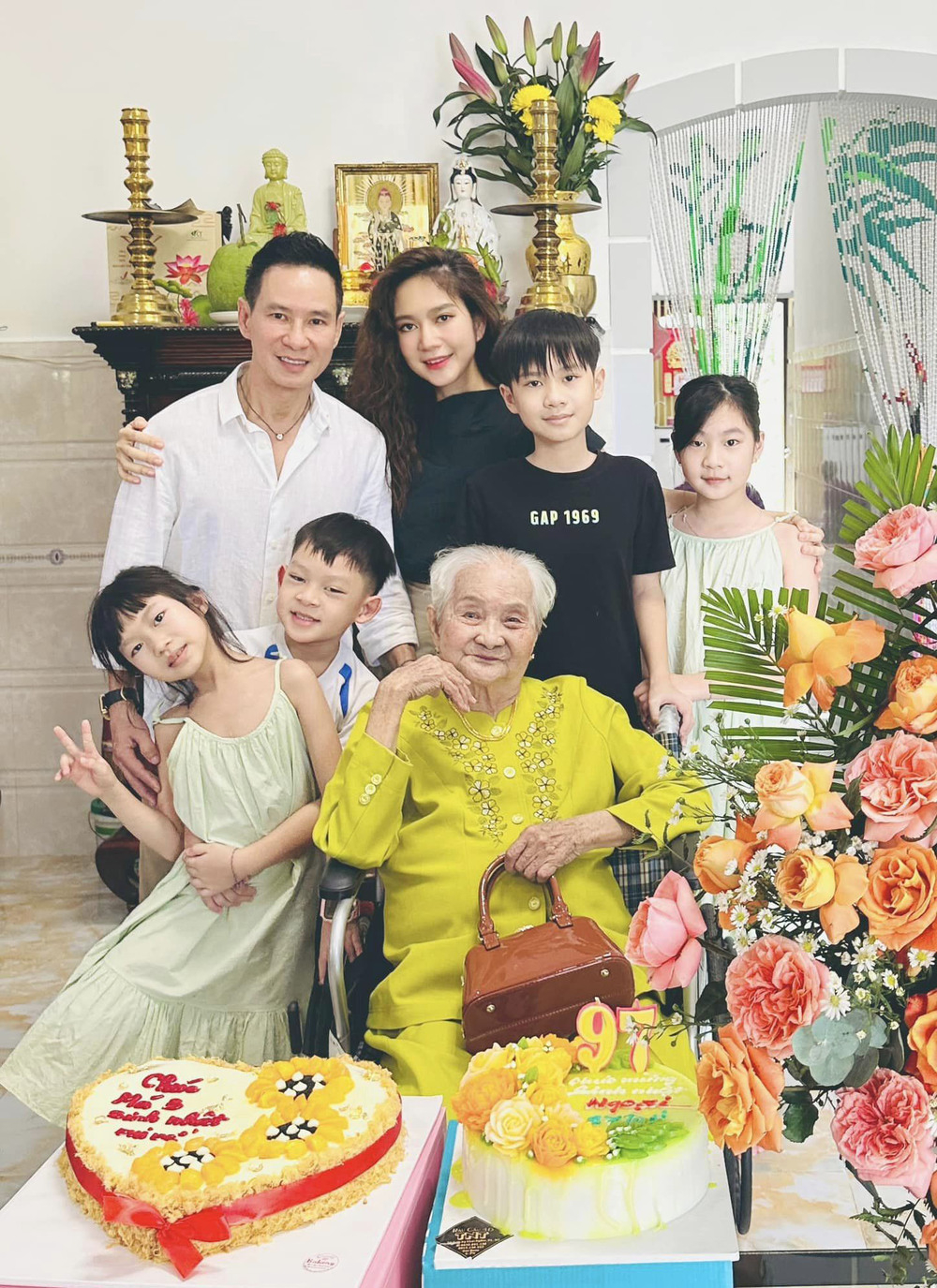 Gia đình Lý Hải - Minh Hà sum vầy đón sinh nhật tuổi 97 của mẹ ruột, bà đã nhớ được tên con cháu khiến cả nhà vui mừng - Ảnh 3