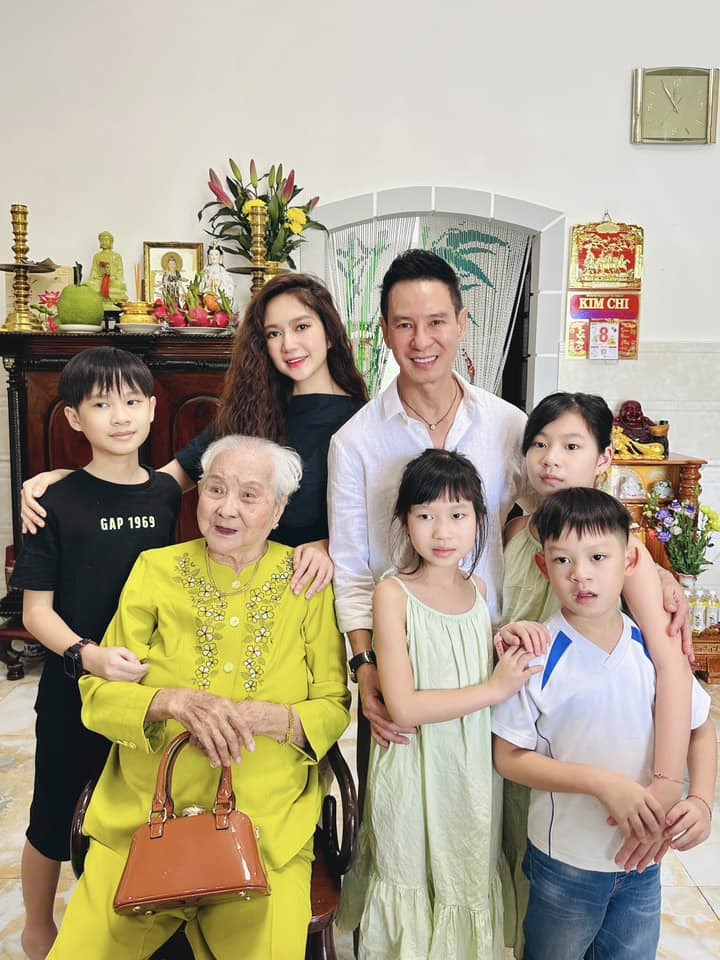 Gia đình Lý Hải - Minh Hà sum vầy đón sinh nhật tuổi 97 của mẹ ruột, bà đã nhớ được tên con cháu khiến cả nhà vui mừng - Ảnh 4
