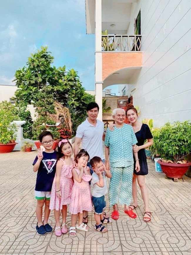 Gia đình Lý Hải - Minh Hà sum vầy đón sinh nhật tuổi 97 của mẹ ruột, bà đã nhớ được tên con cháu khiến cả nhà vui mừng - Ảnh 7