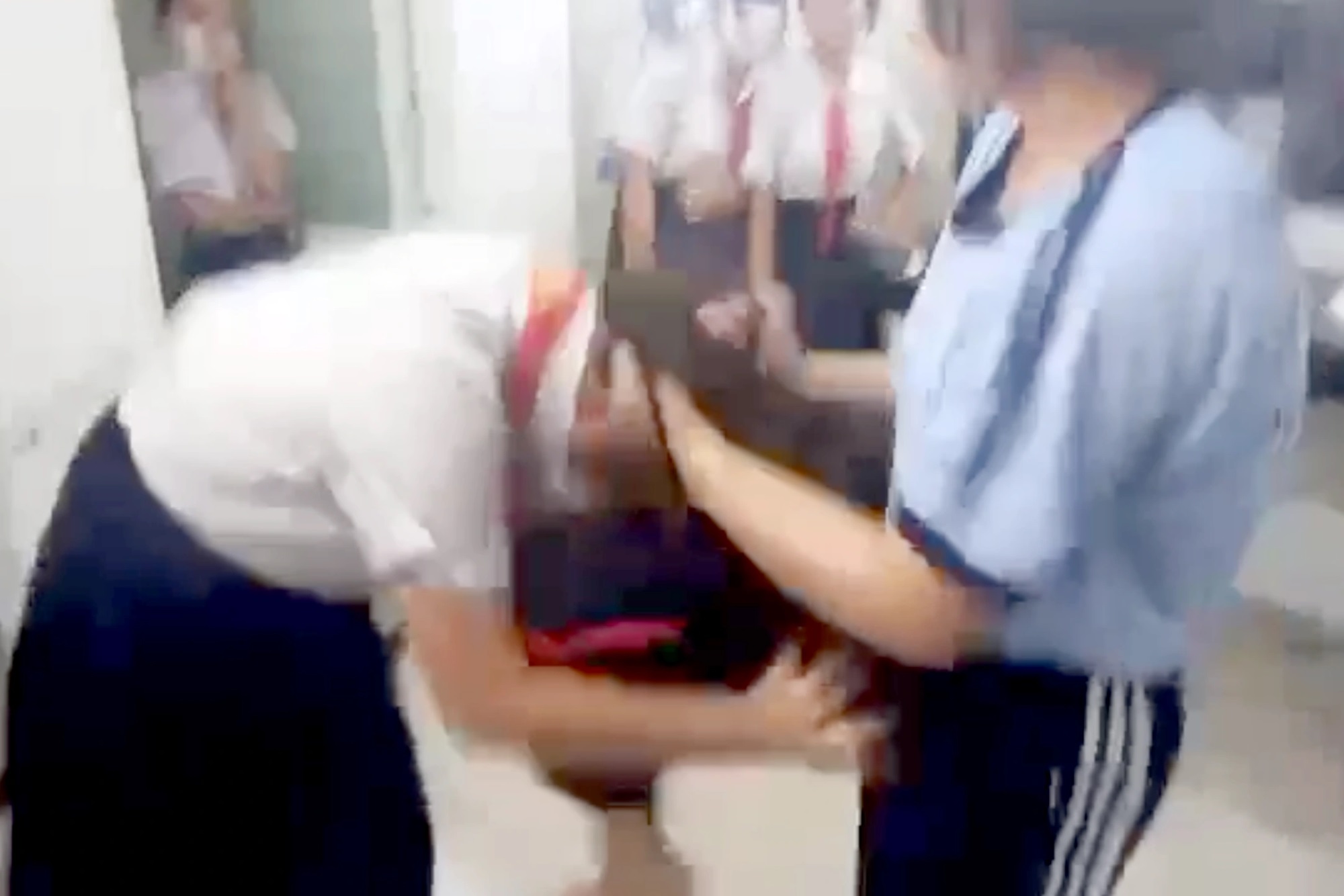 TP.HCM: Phẫn nộ với đoạn clip nữ sinh bị bạn học đánh dã man ngay tại trường  - Ảnh 1