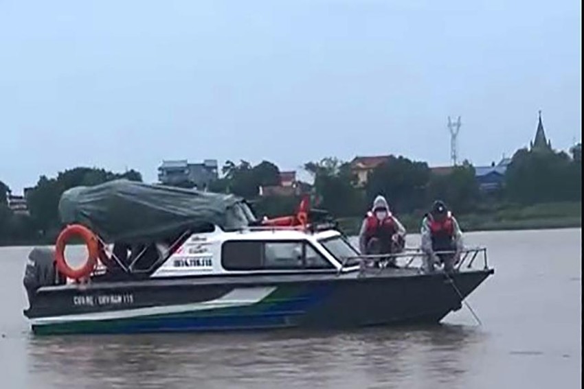 Nam Định: Nỗ lực tìm kiếm 3 cháu nhỏ và 1 người phụ nữ mất tích trên sông Đào - Ảnh 2