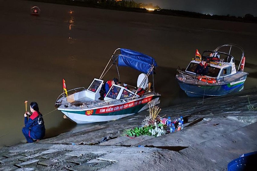 Nam Định: Nỗ lực tìm kiếm 3 cháu nhỏ và 1 người phụ nữ mất tích trên sông Đào - Ảnh 3