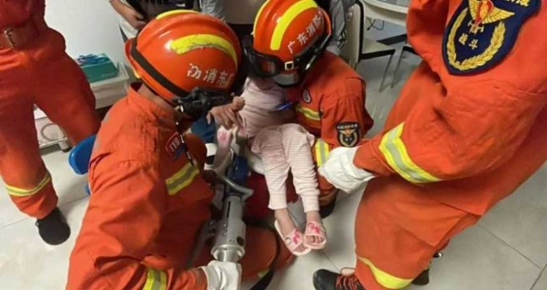 Bé gái bị mắc kẹt trong bồn cầu vừa làm chuyện khó hiểu, nhân viên cứu hộ chỉ biết lắc đầu - Ảnh 3