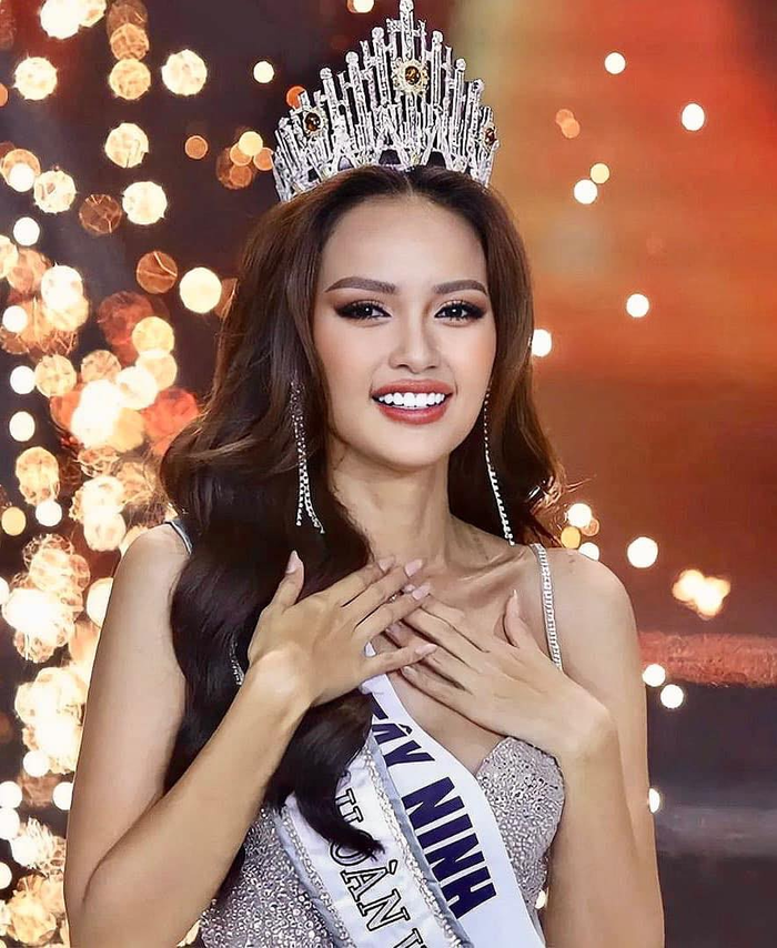 Hậu ồn ào gian lận học vấn, Hoa hậu Ngọc Châu tiếp tục bị réo tên vì 'vô trách nhiệm' với danh hiệu được trao từ một năm trước - Ảnh 1