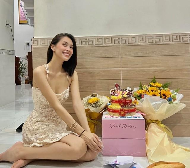 Hoa hậu Tiểu Vy: 'Tuổi 22 vẫn có ba có mẹ để gọi, vẫn còn gia đình để quay về' - Ảnh 2