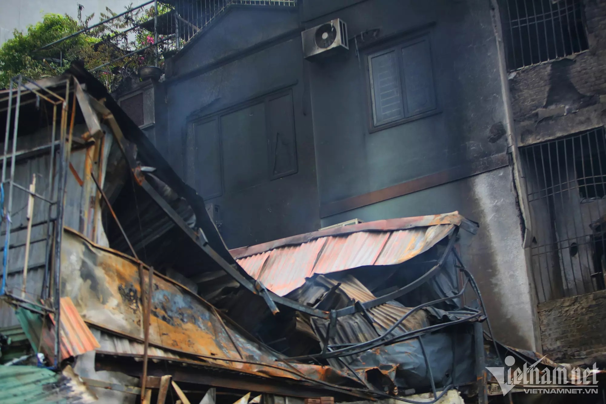 Vụ 7 ngôi nhà bị thiêu rụi trên phố Nguyễn Hoàng, nữ hàng xóm ngậm đắng nuốt cay nói về việc mất tài sản: 'Đến bộ quần áo để thay cũng không còn' - Ảnh 2