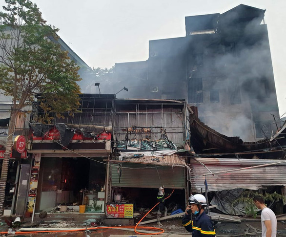 Vụ 7 ngôi nhà bị thiêu rụi trên phố Nguyễn Hoàng, nữ hàng xóm ngậm đắng nuốt cay nói về việc mất tài sản: 'Đến bộ quần áo để thay cũng không còn' - Ảnh 3