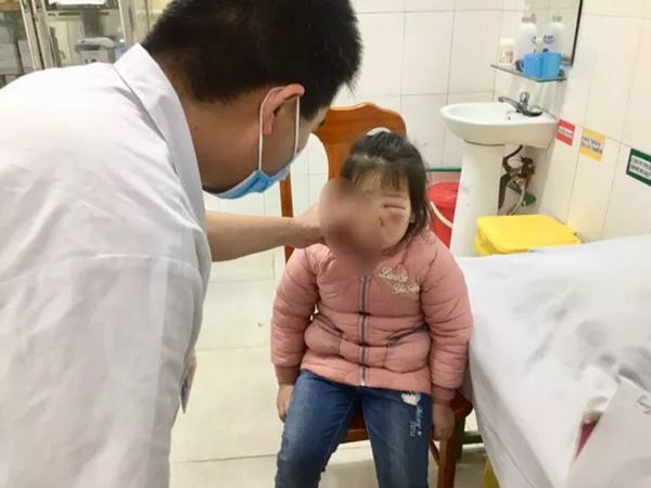 Rửa mắt bằng lá trầu không, bé gái 6 tuổi suýt bị mù  - Ảnh 1