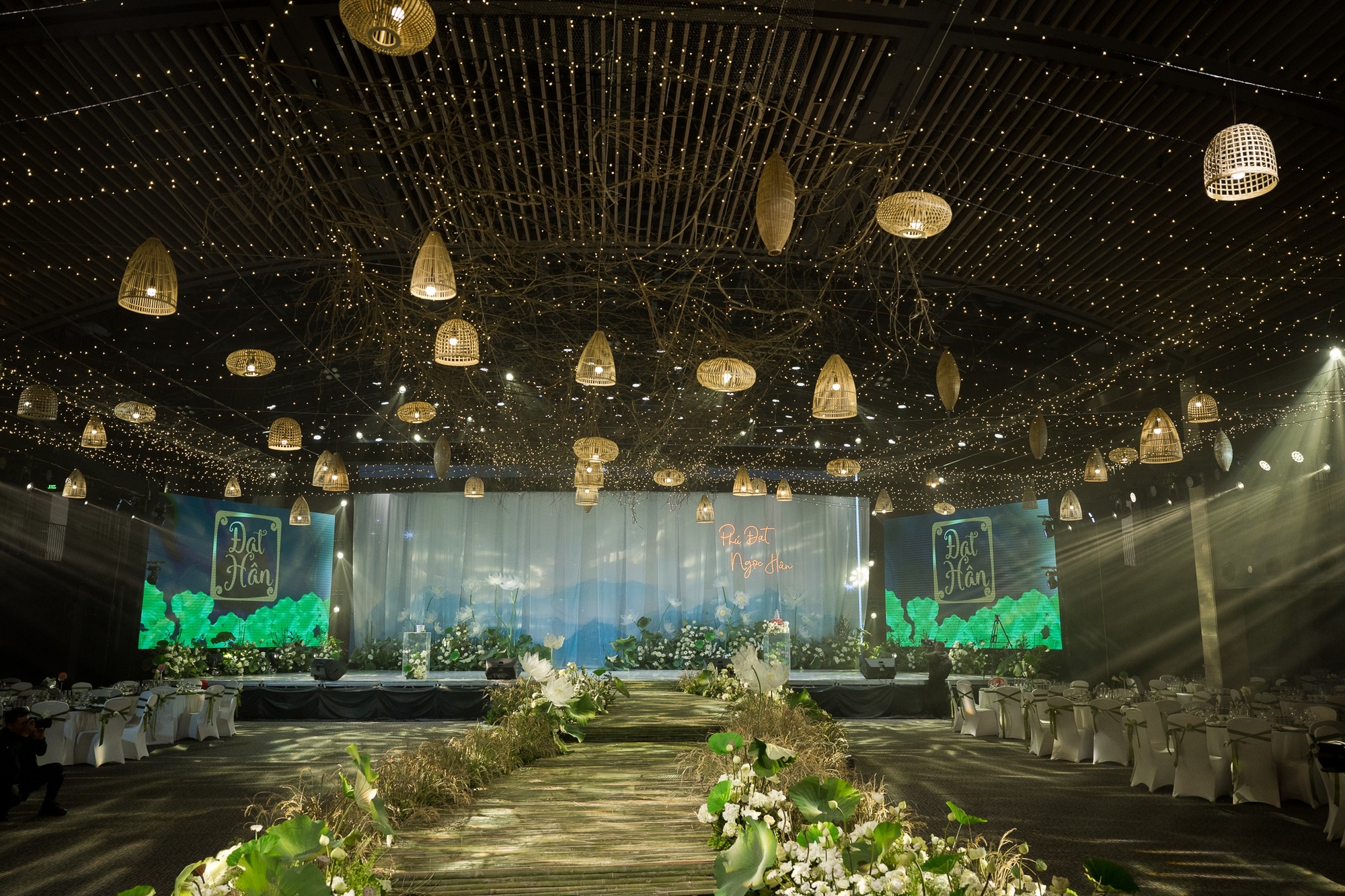 Toàn cảnh không gian lễ cưới đẹp như mơ, đậm chất làng quê Việt của hoa hậu Ngọc Hân - Ảnh 4