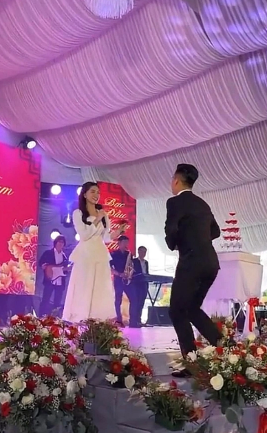 Hậu chia tay thiếu gia, Hoà Minzy chia sẻ khiến cộng đồng nghẹn lòng khi nhận “vía” từ bó hoa cưới từ bạn - Ảnh 1