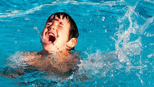6 bước sơ cứu cơ bản khi trẻ bị đuối nước, cha mẹ cần phải biết - Ảnh 1