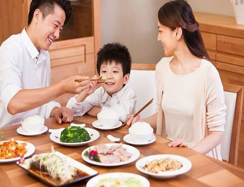 8 câu cha mẹ nên hỏi con trong bữa tối - Ảnh 2