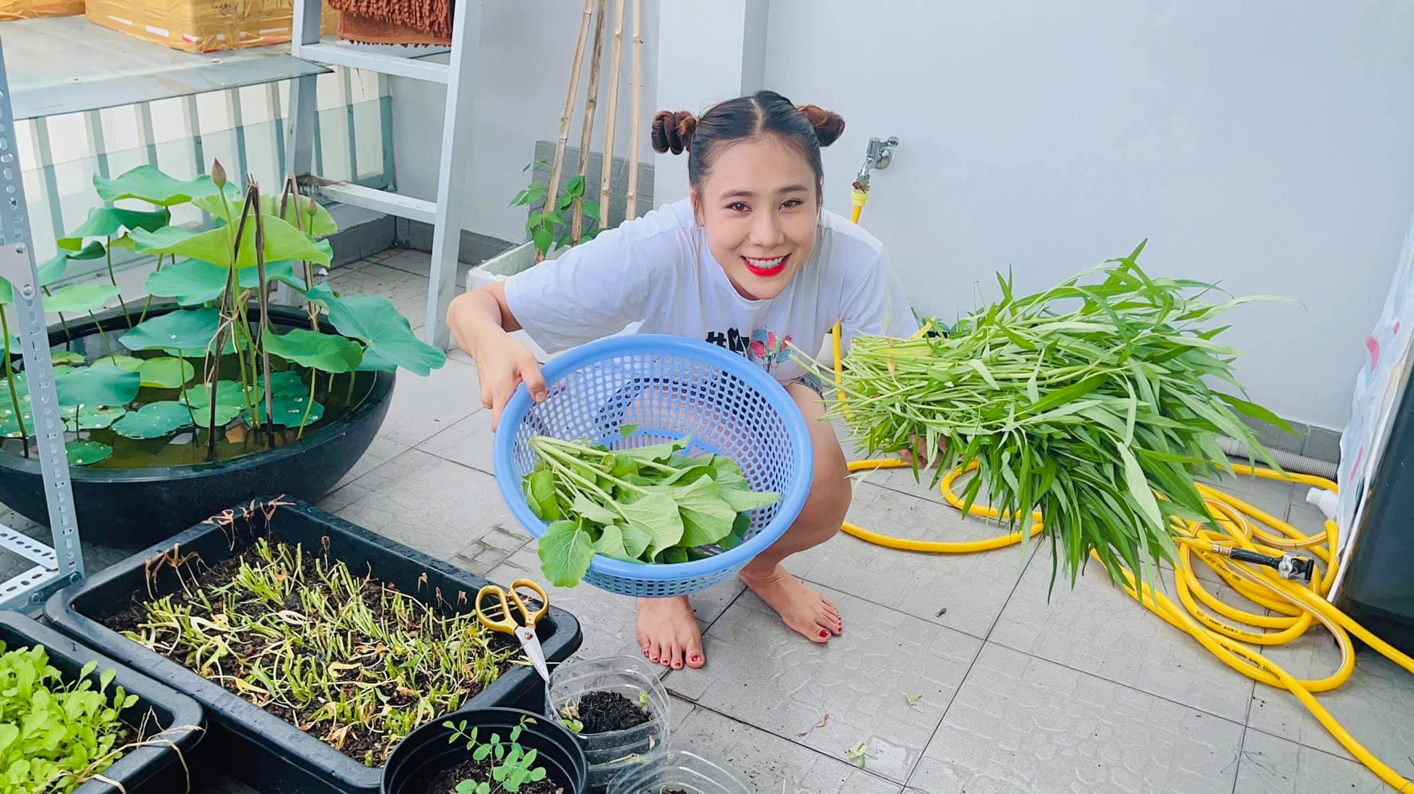 Cuộc sống vợ chồng son Hồ Bích Trâm: Chăm vào bếp, trồng rau xanh mướt cải thiện bữa cơm gia đình - Ảnh 11