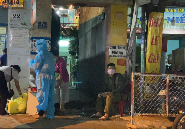 NÓNG: 1 con hẻm ở Bình Tân bị phong tỏa khẩn cấp trong đêm vì liên quan đến ca nhiễm Covid-19 - Ảnh 1