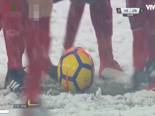 Clip xúc động: Văn Thanh cùng đồng đội dùng tay cạo tuyết, chắt chiu cơ hội trước màn xé lưới đối thủ của Quang Hải - Ảnh 1