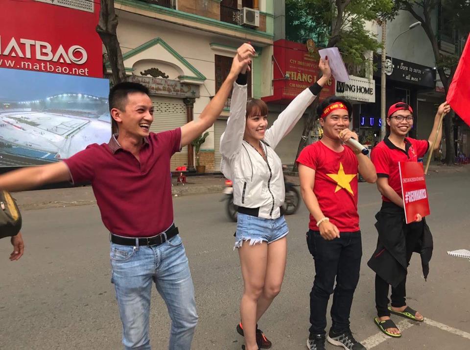 Công ty 'chơi lớn', thuê màn hình LED để nhân viên cổ vũ U23 Việt Nam vào chung kết - Ảnh 4