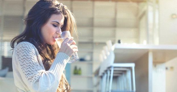 Điều gì sẽ xảy ra với cơ thể khi bạn uống nước lúc đói? - Ảnh 2