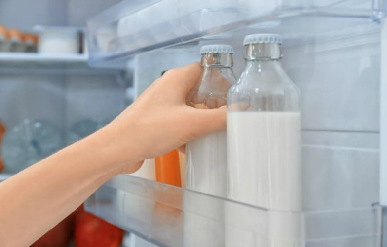 Bạn thường trữ sữa ở cánh cửa tủ lạnh ư, các chuyên gia nói đây là cách làm sai và dẫn đến mất tiền - Ảnh 1