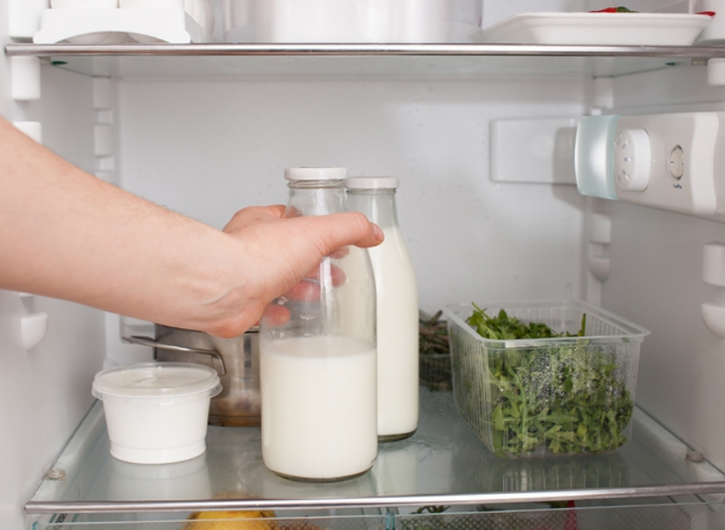Bạn thường trữ sữa ở cánh cửa tủ lạnh ư, các chuyên gia nói đây là cách làm sai và dẫn đến mất tiền - Ảnh 2