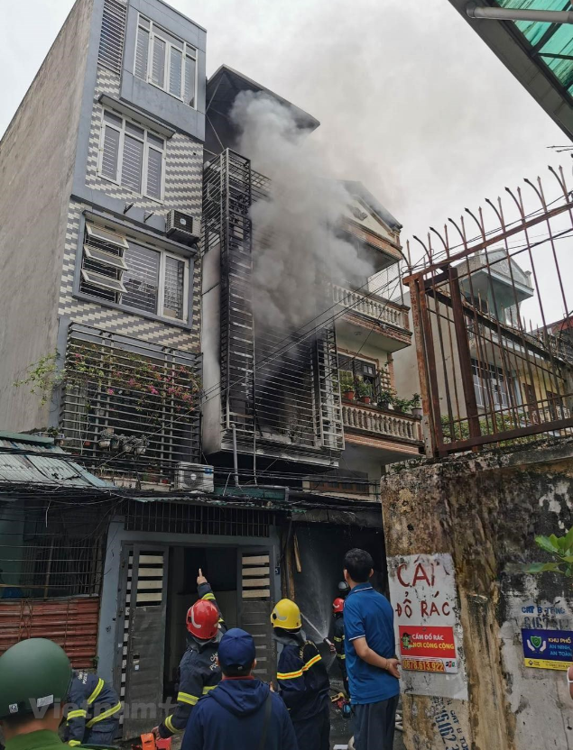 NÓNG: Cháy nhà ở Hà Nội khiến 4 bà cháu tử vong thương tâm - Ảnh 1