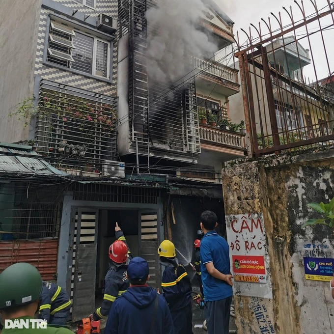 Hà Nội: Cháy dữ dội ngôi nhà 4 tầng, 3 người tử vong  - Ảnh 1