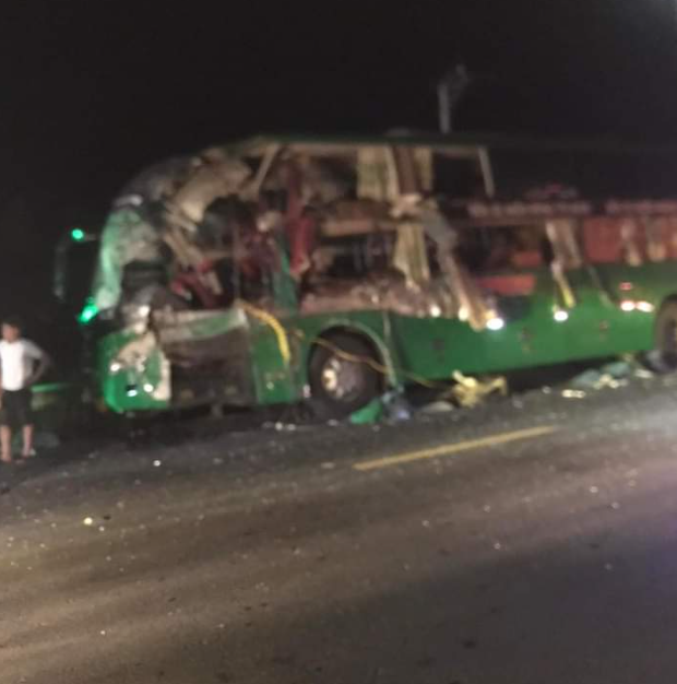 Hiện trường vụ hai xe khách tông nhau khiến 2 người chết, nhiều người bị thương ở Phú Yên - Ảnh 2
