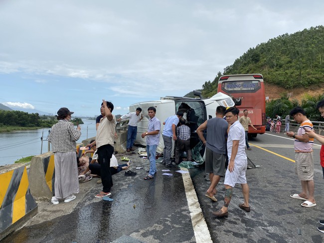 Hiện trường vụ hai xe khách đâm nhau trên tuyến cao tốc La Sơn - Hòa Liên khiến 1 người chết, 5 người bị thương - Ảnh 2