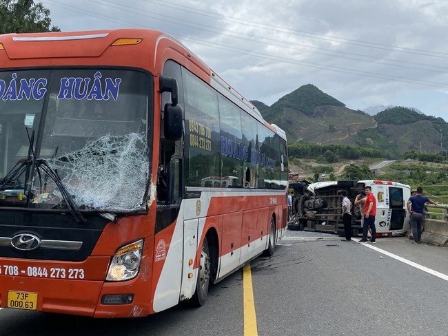 Hiện trường vụ hai xe khách đâm nhau trên tuyến cao tốc La Sơn - Hòa Liên khiến 1 người chết, 5 người bị thương - Ảnh 1